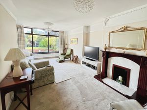 Main lounge- click for photo gallery